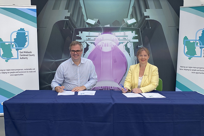 Claire Ward, Mayor of the East Midlands, and Nick Walkden, UKAEA's Head of Fusion Skills, signing the collaboration agreement 