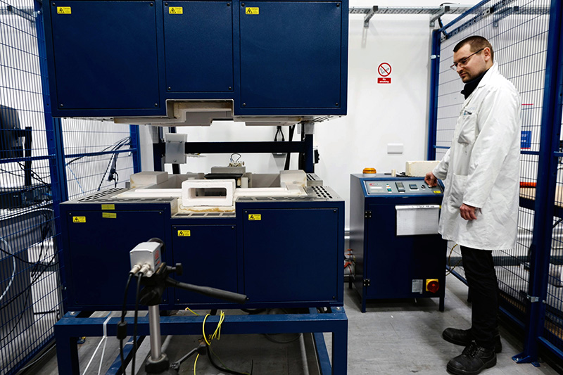 Working on advanced ceramics manufacturing