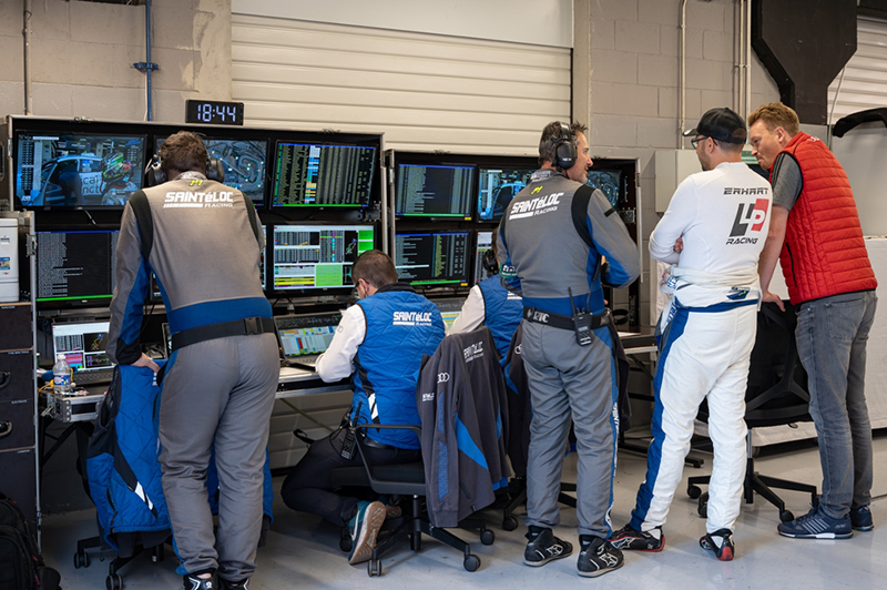 Detail and concept of the meeting and decision making in real time in the pits of a 24h endurance racing team with the track engineers with telemetry and data screen