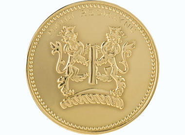 Gold circular medal with heraldic lions and the text above reading Mann Redmayne